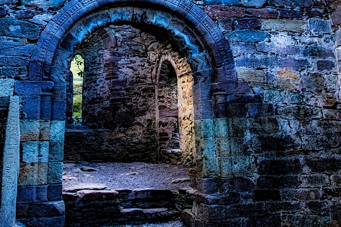 4 Hours Dingle Peninsula Private Tour - Kilmalkedar Church and a field of old markers