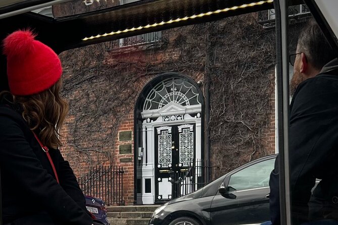 A Unique and Fun 1 Hour city tour of Dublin - Oscar Wilde, Merrion Square, and Georgian Dublin