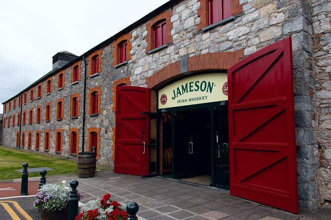 Blarney Castle Cork City and Jameson Distillery Small groups - Blarney Castle and the choice at the stone