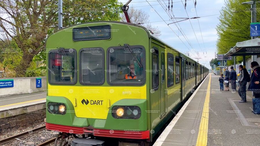 Dublin: Cruise Excursion Hop-On Hop-Off Tour & Rail Ticket - Dublin Castle, Temple Bar, and the cathedral quarter