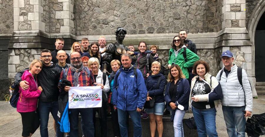 Dublin Highlights: 2.45-Hour Walking Tour in Italian - Dublin Castle and the story of British rule