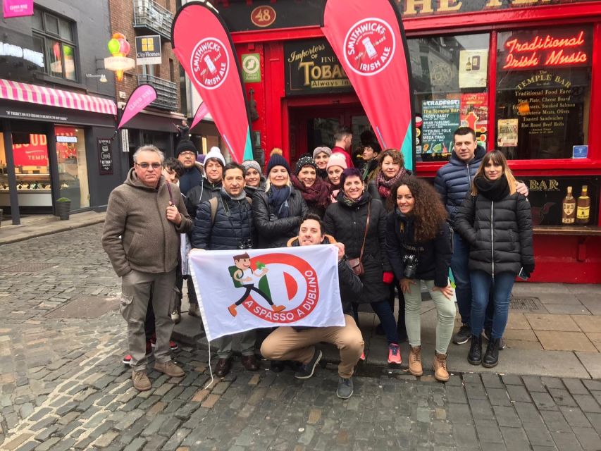 Dublin Highlights: 2.45-Hour Walking Tour in Italian - Trinity College and the Molly Malone opening