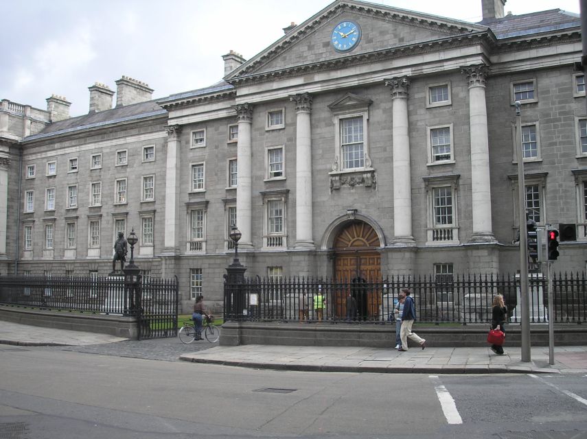 Dublin: Highlights and Hidden Corners Walking Tour - Dublin Castle, City Hall, and the medieval quarter