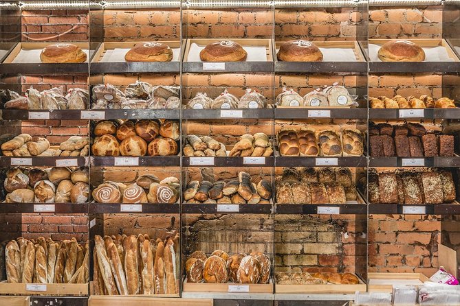 Dublin Historical Centre Food Tour with 8 Food Tastings & Drinks - The guides shape the experience