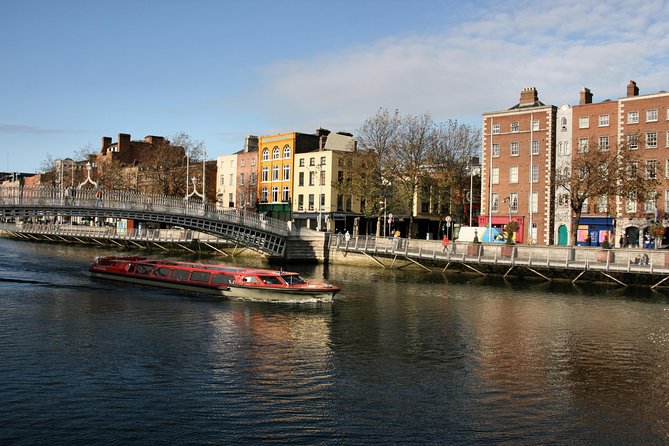 Dublin Hop-on Hop-off Bus Tour - Live Tour auf Deutsch - Dublin Castle and the two cathedrals