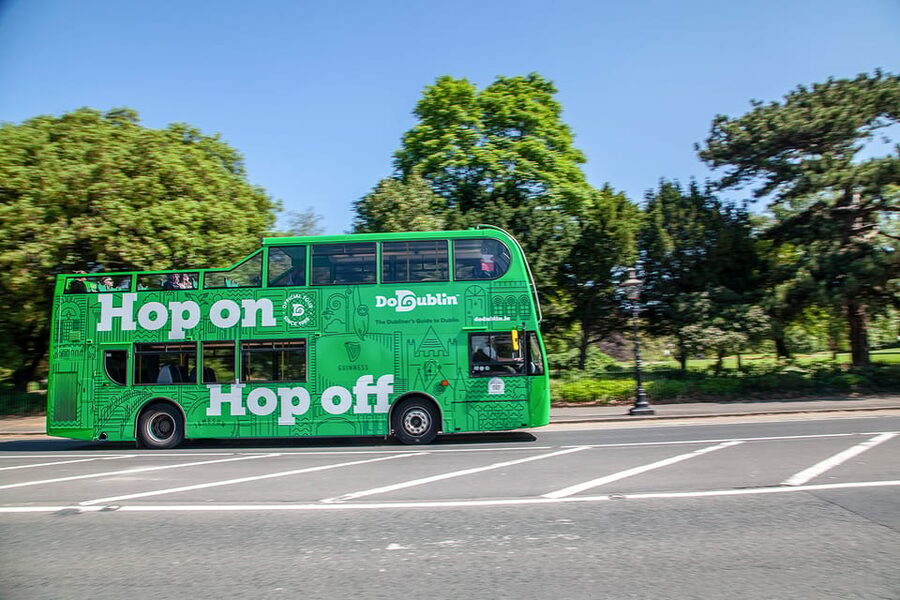 Dublin: Hop-on Hop-off Tour with Live German Commentary - Trinity College, Temple Bar, and Dublin Castle