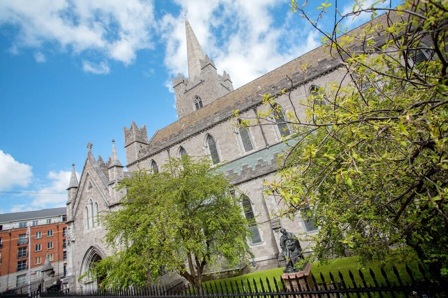 Dublin: Hop-on Hop-off Tour with Live German Commentary - Who should book this Dublin bus tour?