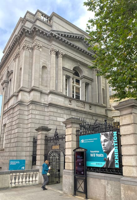 Dublin: Literary Walking Tour - Wilde, Yeats & Joyce - Forty minutes among the paths of Stephen’s Green