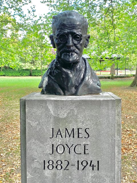Dublin: Literary Walking Tour - Wilde, Yeats & Joyce - Meeting the group at Wolfe Tone’s statue