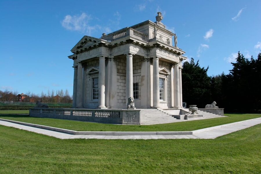 DUBLIN: Malahide castle and Howth MULTILINGUAL full day tour - Malahide Castle and the Talbot family story
