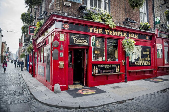 Dublin Old Town: Famous Pubs Exploration Game and Tour - Key points to know before you book