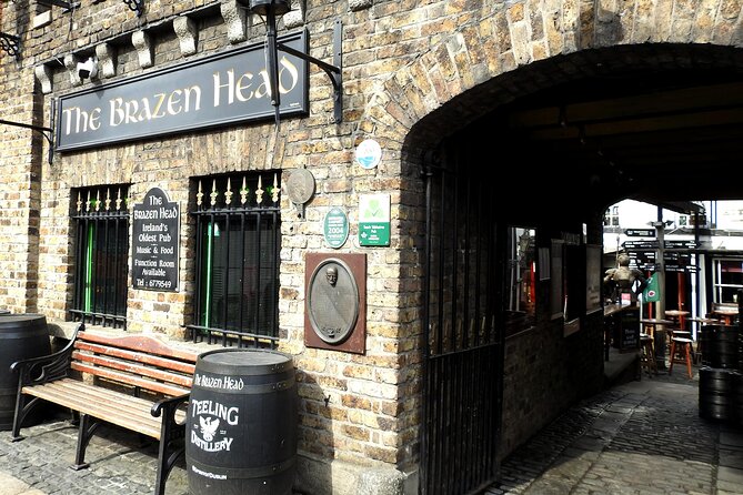 Dublin Old Town: Famous Pubs Exploration Game and Tour - A pub crawl with a family mystery at its center
