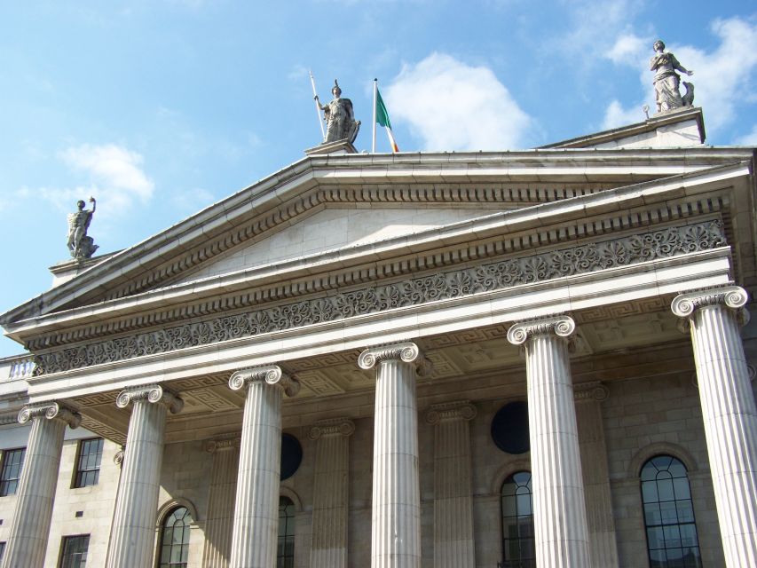 Dublin: Private City Tour in German - Trinity College and the limits of a pass-by