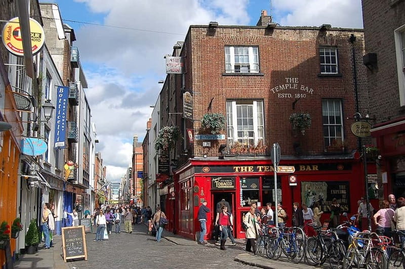 Dublin: Sightseeing Walking Tour in German - Temple Bar without stopping at the usual postcard view