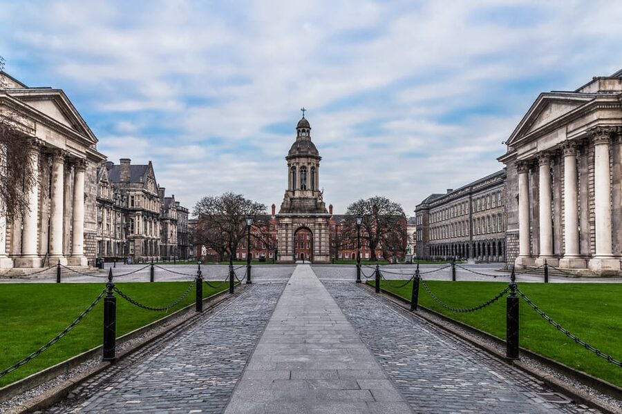 Dublin: St Patrick's, Book of Kells, and Dublin Castle Tour - A walking tour, not a sightseeing bus