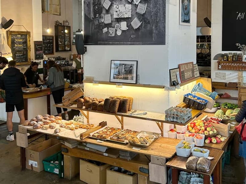 Dublin: Walking Tour for Foodies with Tastings - The guides and the social side