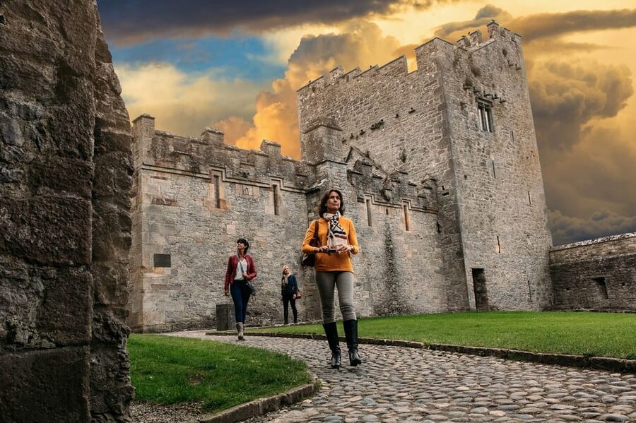From Dublin:Cork,Cahir Castle,Rock of Cashel Tour in Spanish - Cahir Castle and the River Suir