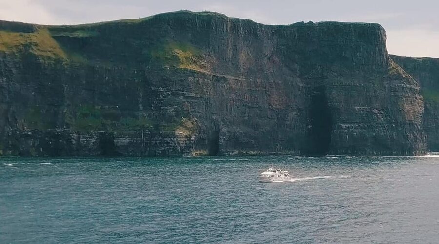 From Dublin: Galway + Cliffs of Moher Boat Cruise in Spanish - Two and a half hours in Galway