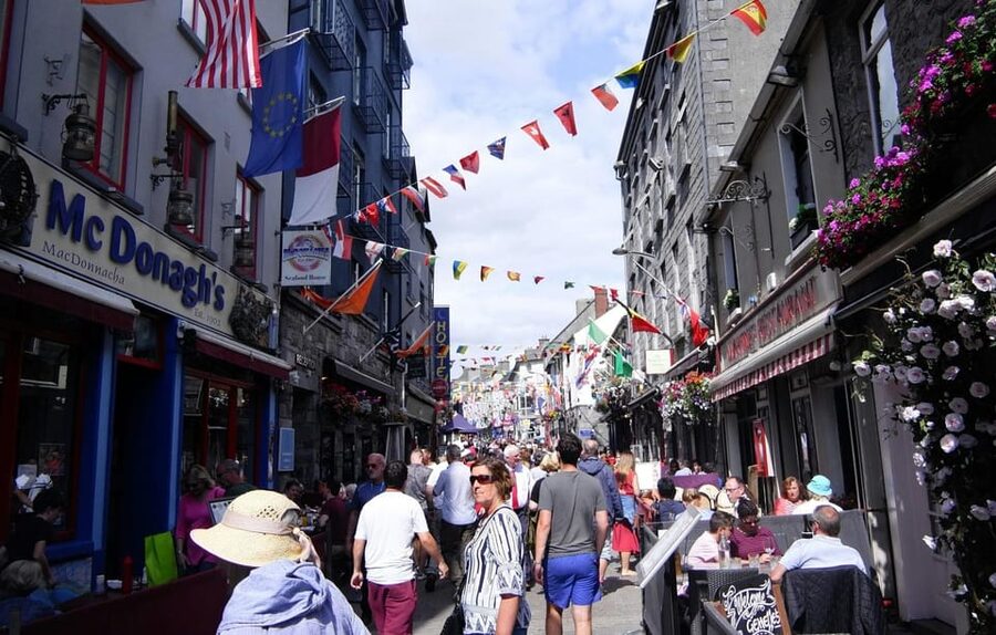 From Dublin: Galway + Cliffs of Moher Boat Cruise in Spanish - The road south to Doolin
