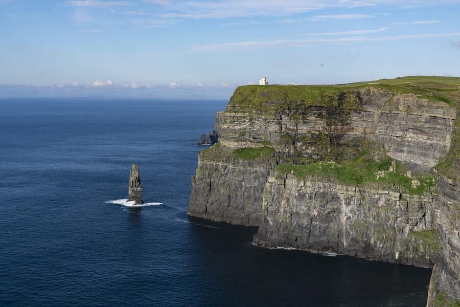 From Dublin: Galway + Cliffs of Moher Boat Cruise in Spanish - The Spanish guide and the tone of the day