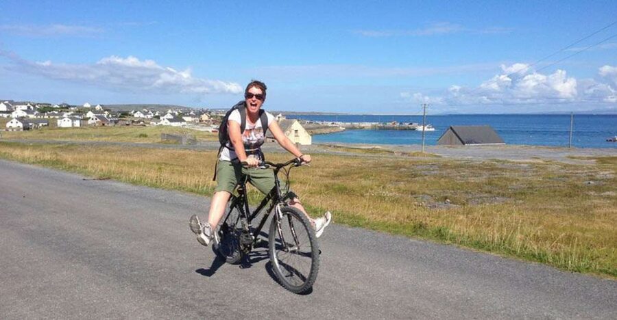 From Galway: Day Trip to Inisheer with Bike or Bus Tour - Seeing Inisheer by bicycle or mini bus