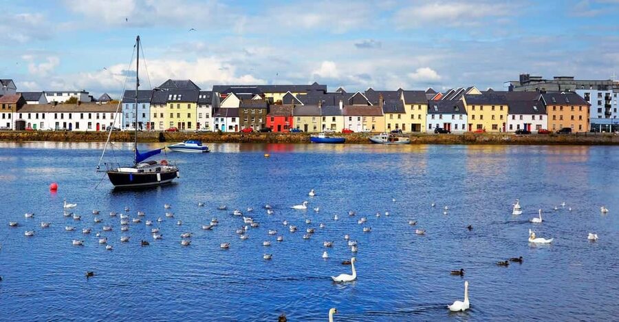 Galway: Best of Galway City & Claddagh Walking Tour - Meeting at Eyre Square’s Browne Doorway