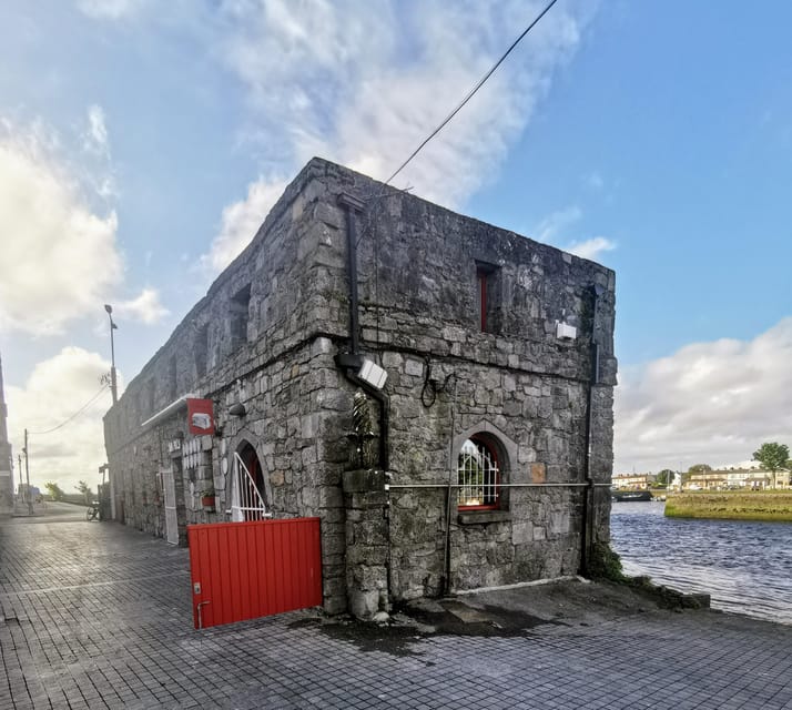 Galway City: Evening Guided Walking Tour of Galway City - Tigh Neachtain and a pause among Galway’s social places