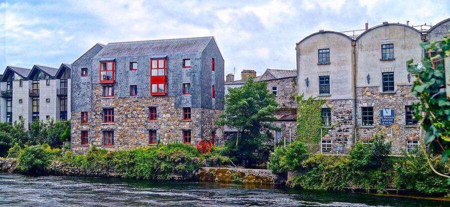 Galway City: Guided 1.5-Hour Walking Tour - Starting at Eyre Square and the Browne Doorway