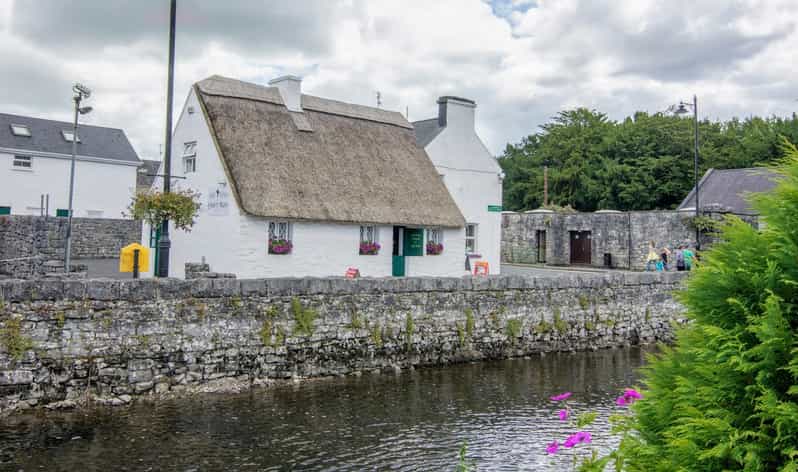 Ireland: County Mayo The Quiet Man Museum Self-Guided Visit - Mary Kate’s green half-door and the cottage details