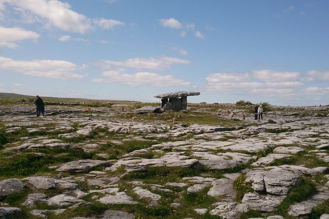 Private tour to the Cliffs of Moher guided in Spanish - Poulnabrone Dolmen and Ireland’s distant past