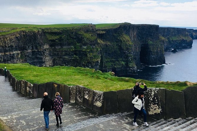 Scogliere di moher e Galway in italiano - Dunguaire Castle is a brief photo stop