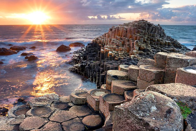 Spanish Belfast And Giants Causeway Tour - Walking into Giant’s Causeway
