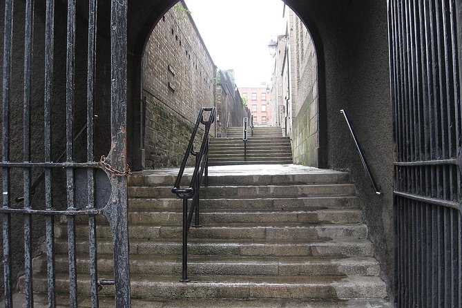 The Best of Dublin - Highlights and Hidden Corners - Shopping streets, historic lanes, and a famous monument
