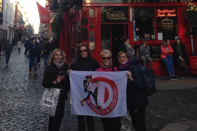 Tour a piedi di Dublino in Italiano - Crossing the Ha’penny Bridge