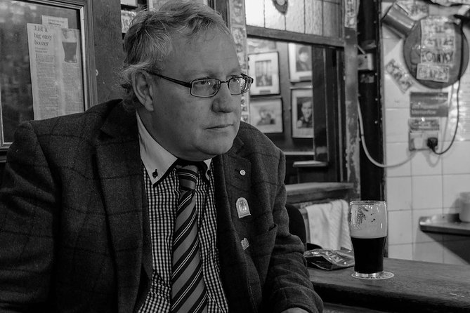 Walking tour in Merrion Square Park - Dublin Rogues Tour - Dave Kavanagh’s storytelling style